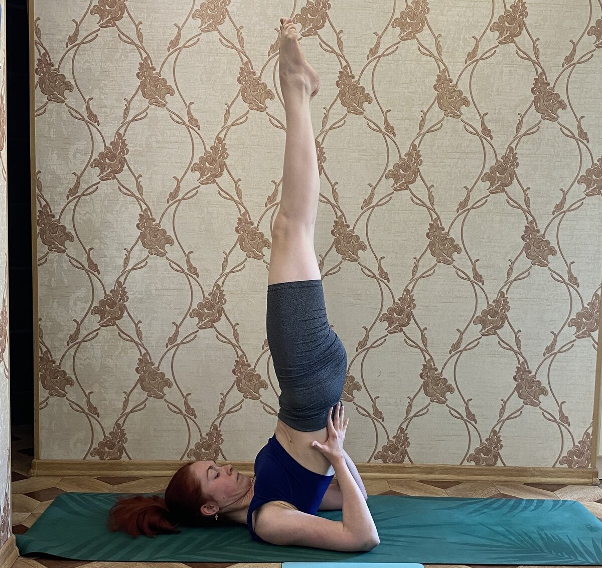 Пример, перевернутой позы - Сарвангасана