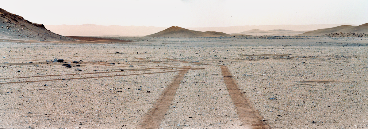 "We put tracks on Mars", "Мы оставили следы на Марсе" или что-то типа того, пишет НАСА под своей очередной  мурзилкой.