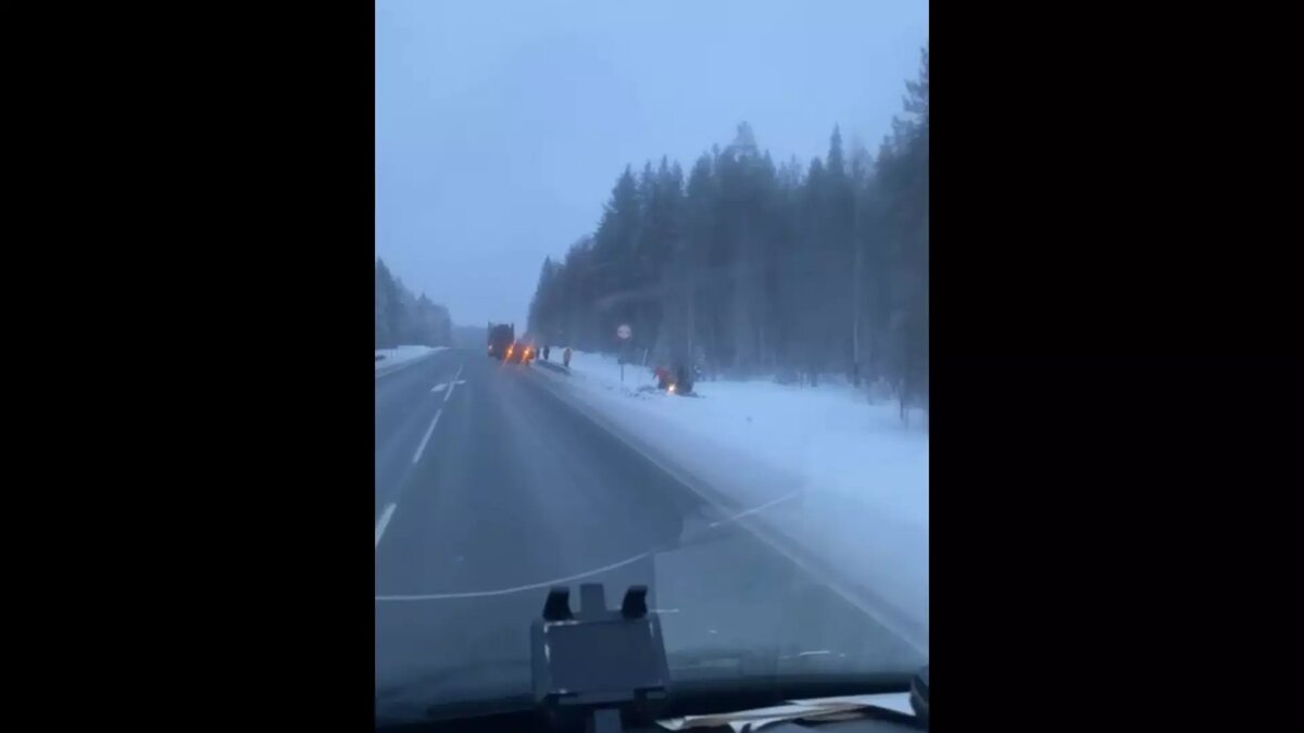    В сети появились фотографии с места происшествия: водители уверены, что указанный участок трассы аномальный.