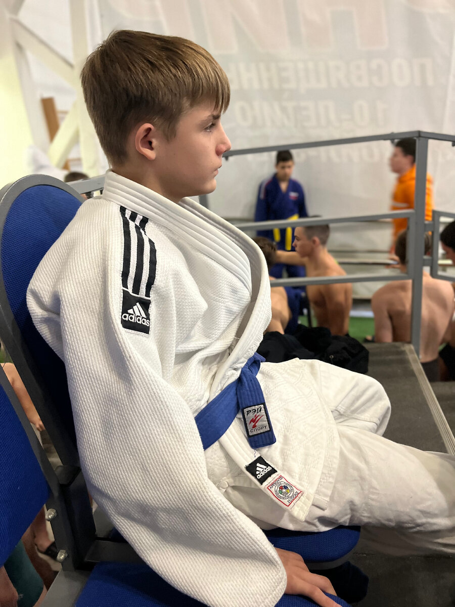 И вот так все соревнования. Наблюдает за процессом 