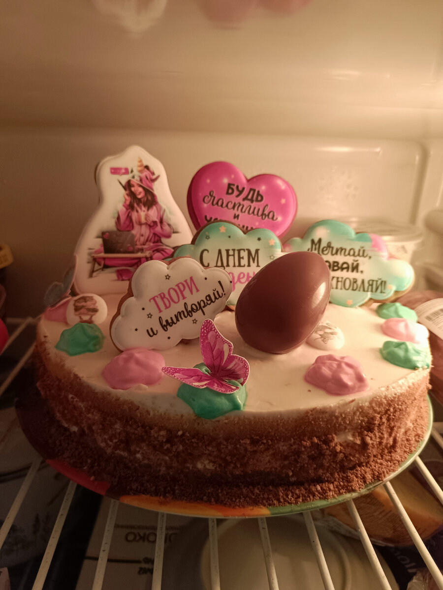 Забыла сфотографировать торт с декором, по этому только такое фото. Ну и куда без киндера 😆 Ребёнок же пусть и 16 летний. 😅