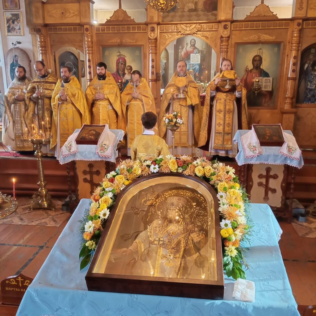     В день Ангела настоятель Пантелеимоновского храма совершил Божественную литургию. Ему сослужили представители духовенства Ростовской-на-Дону и Шахтинской епархий./Фото: Владимира Кириченко
