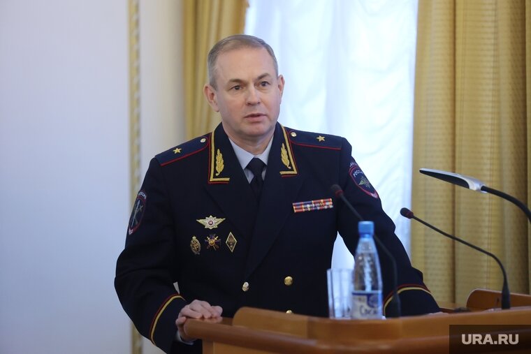    В Кургане генерал полиции Дмитрий Свинов получил нагрудный знак от МВД