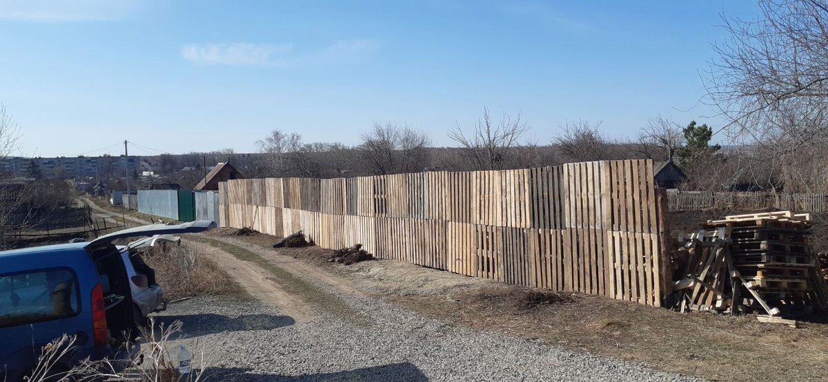 Привезли огромную кучу поддонов из которых собрали забор