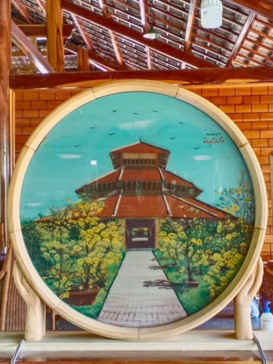 Картина из песка на которой изображён концертный зал Lang Nghe Truong Son. 