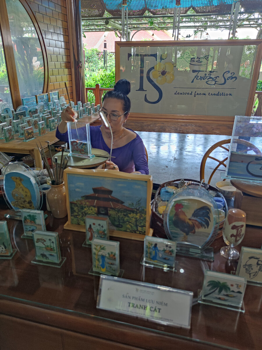 Мастер создаёт картины из песка. 