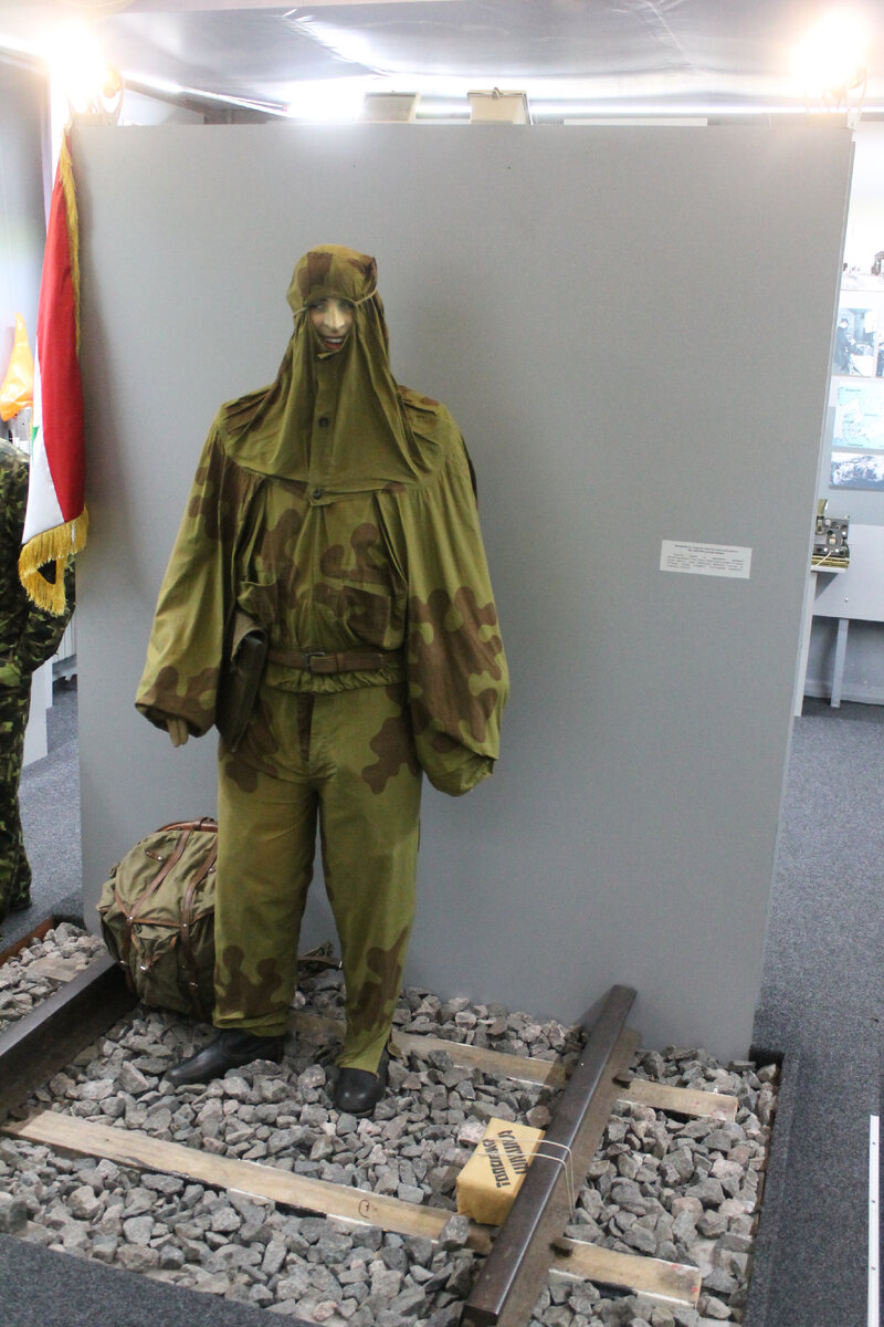 Общий вид инсталляции. Заметный сбоку флаг Сирии относится к другому историческому периоду. 