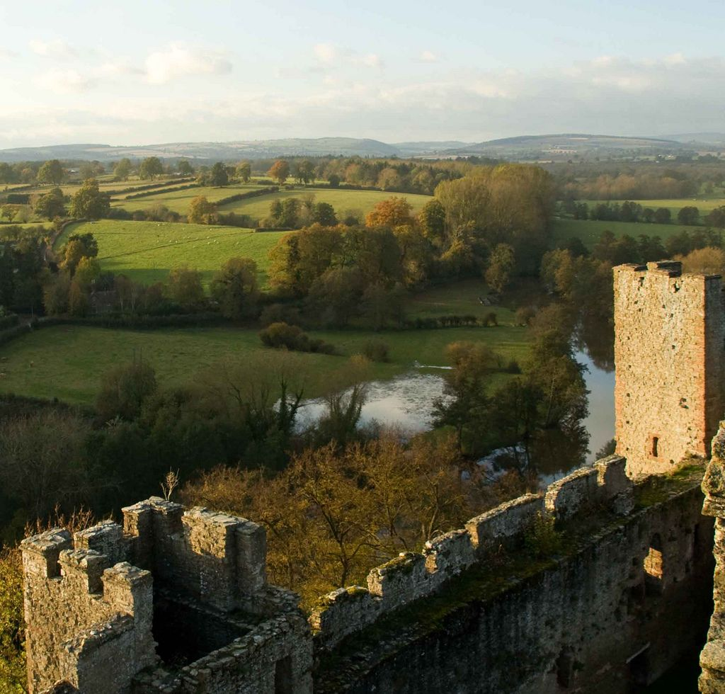 Шропшир. Река Тим. Замок Лидлоу. Картинка из свободного доступа.