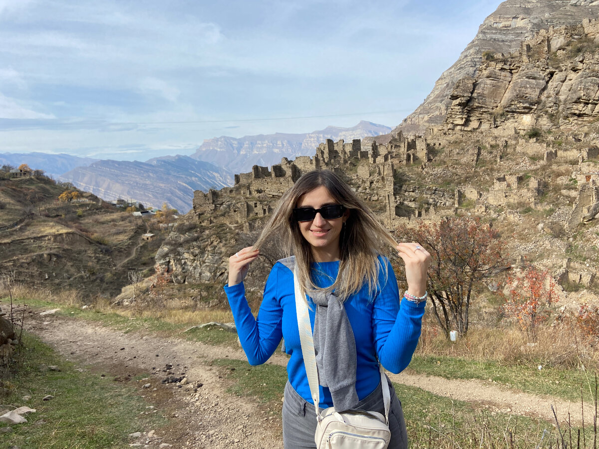 На фоне двух Кахибов: новый - слева, старый - справа.