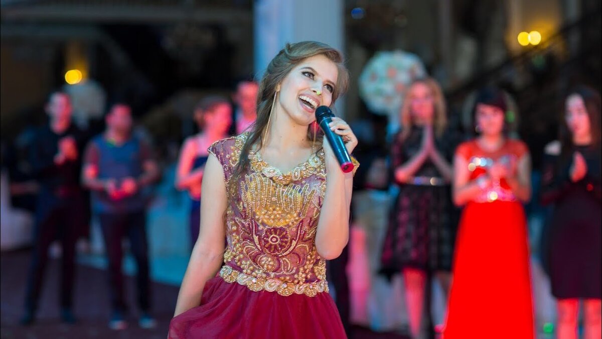 Кадр из видео с песней-переделкой «Так же как все» («А’Студио») на свадьбу от сестры