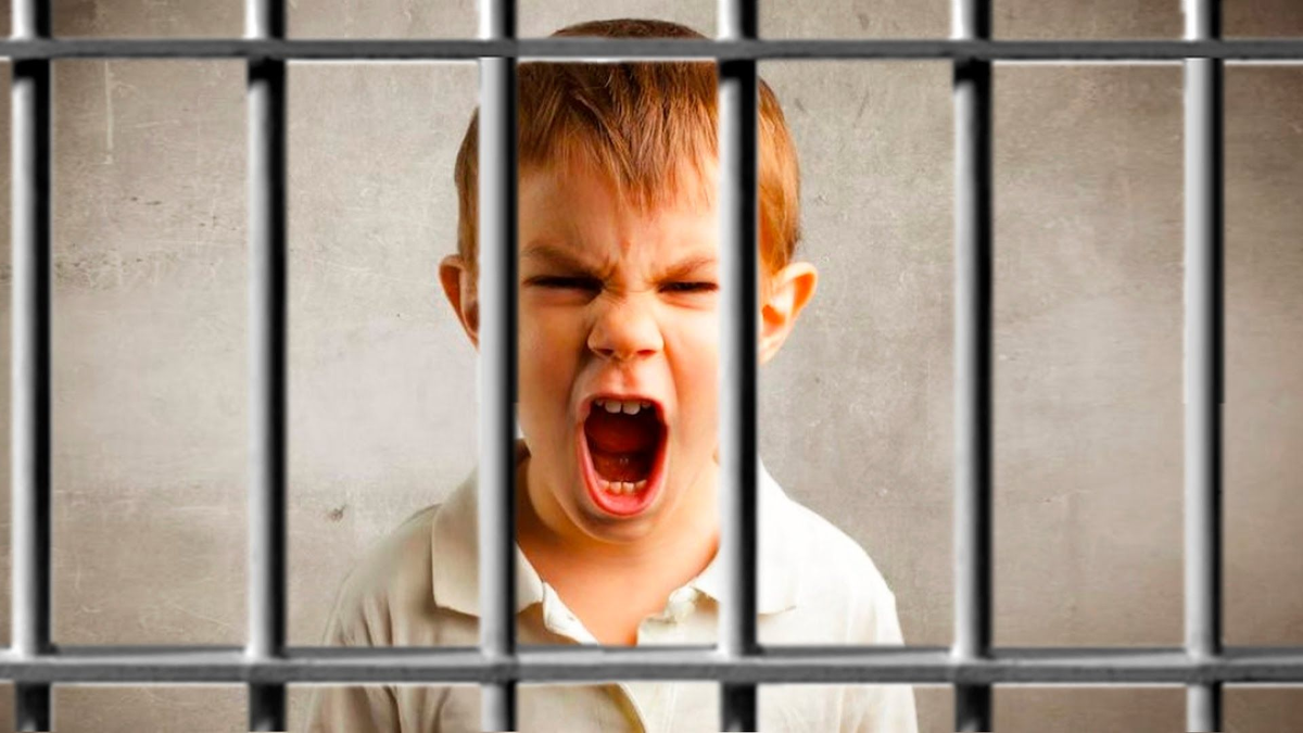 Подростковаяприступность. Дети за решеткой. Лишение свободы ребенка. Комната для несовершеннолетних в полиции. Молодые преступники.