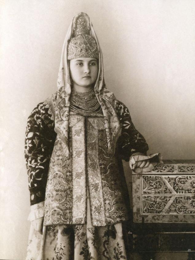 У замужней женщины волосы тщательно прикрывались. Только муж имел право их видеть.