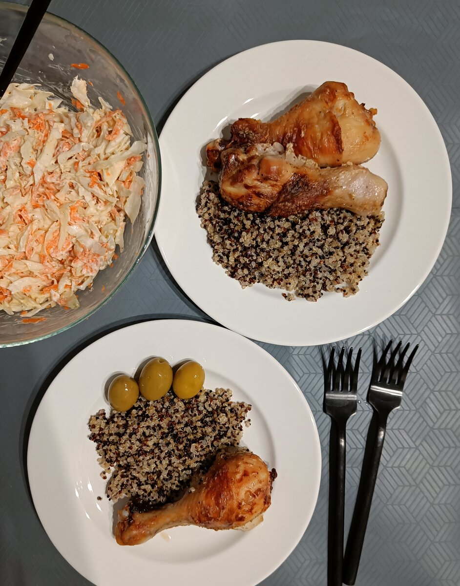 Ели с киноа и салатом коул слоу.