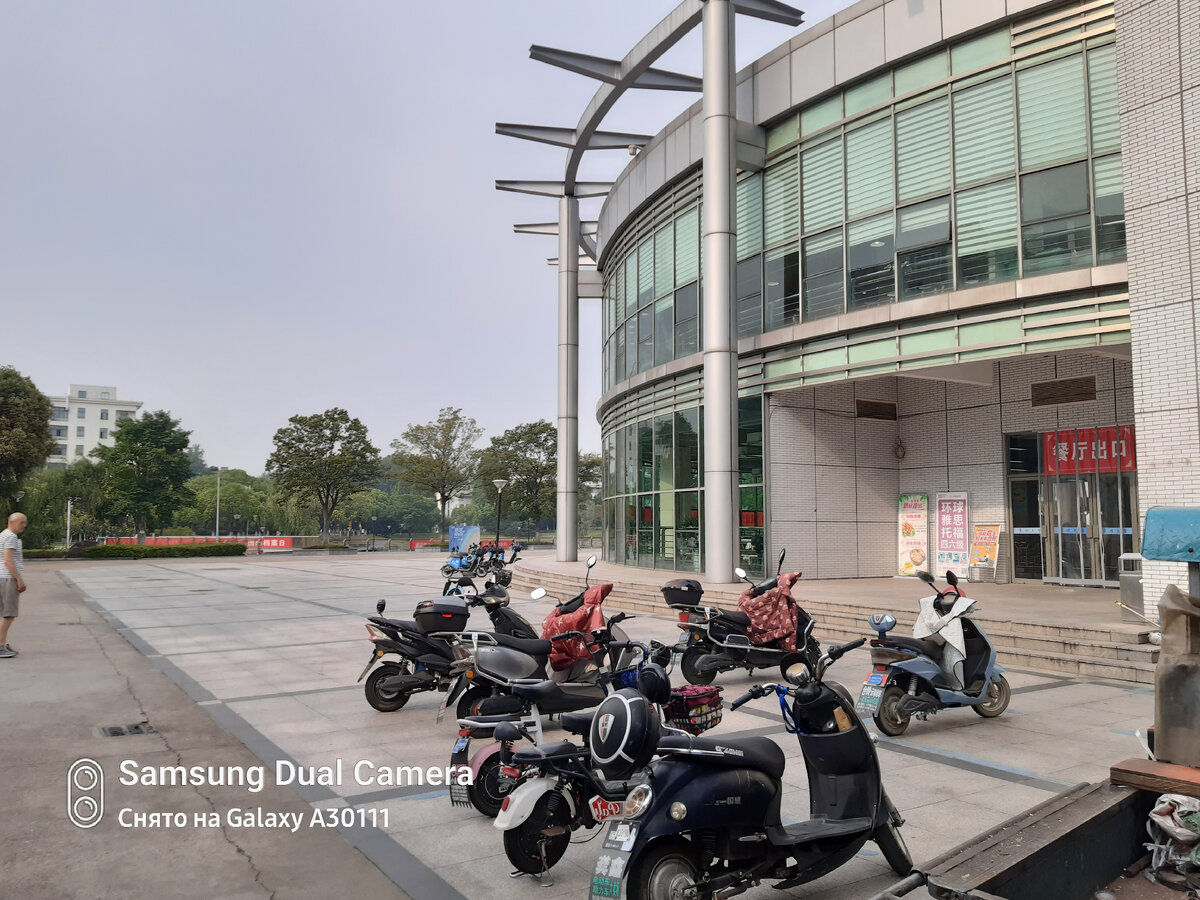 Студенты под'езжают в столовую на завтрак