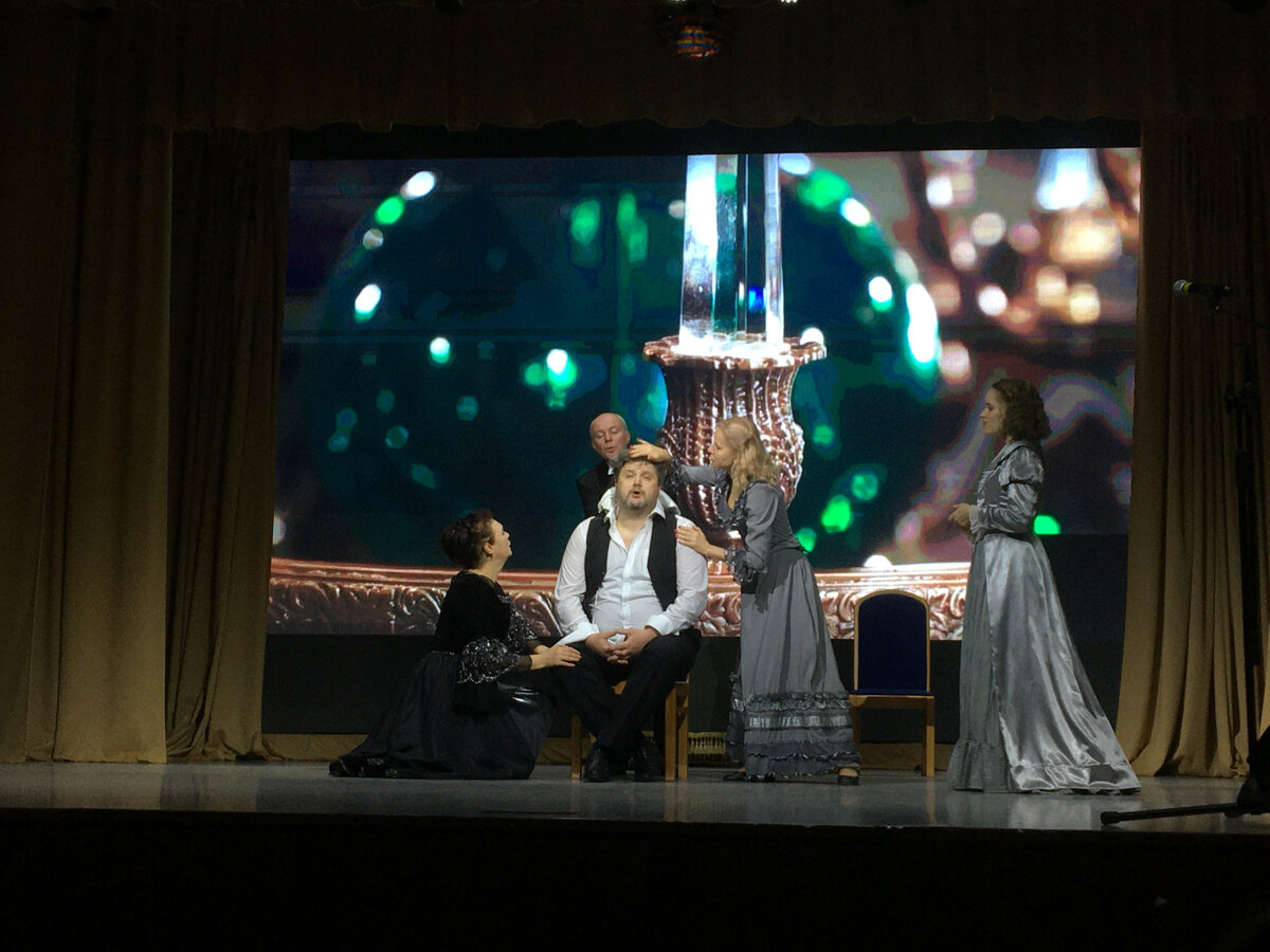 Сцена из спектакля "Незнакомый господин Чехов". Отрывок из рассказа "Лошадиная фамилия". Фото автора