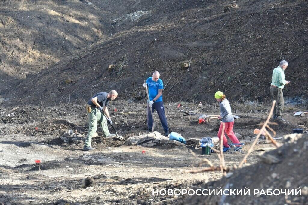 Археологи новороссийск. Обнаружен немецкий бункер новороссийск. Воронки от немецкой авиабомбы. В новороссийске нашли. В новороссийске нашли.