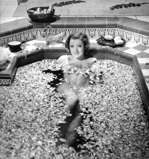 Мирна в фильме "Варвар"/The Barbarian (1933). Рискованный кадр, дающий представление о том, какое кино снимали в Голливуде до введения там цензуры. На актрисе, впрочем, было надето трико телесного цвета