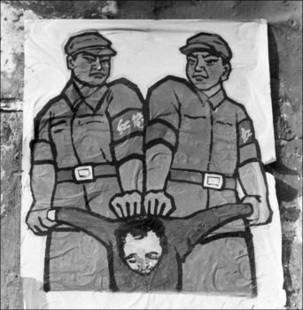Плакат, вывешенный в конце 1966 года на одной из улиц Пекина, показывает, как следует поступать с «врагом народа» во время Великой пролетарской культурной революции. (Jean Vincent/AFP/Getty Images)