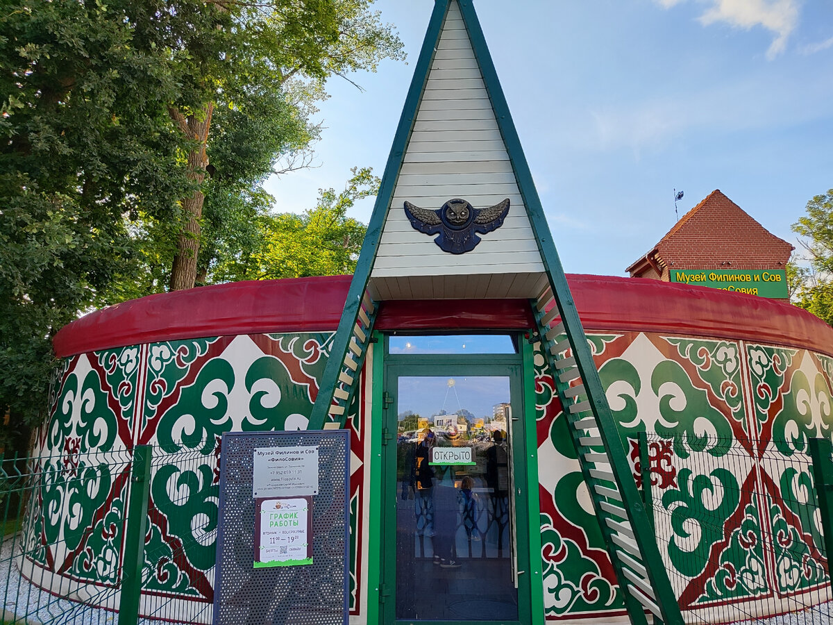 Сам выставочный зал выполнен в виде юрты. 