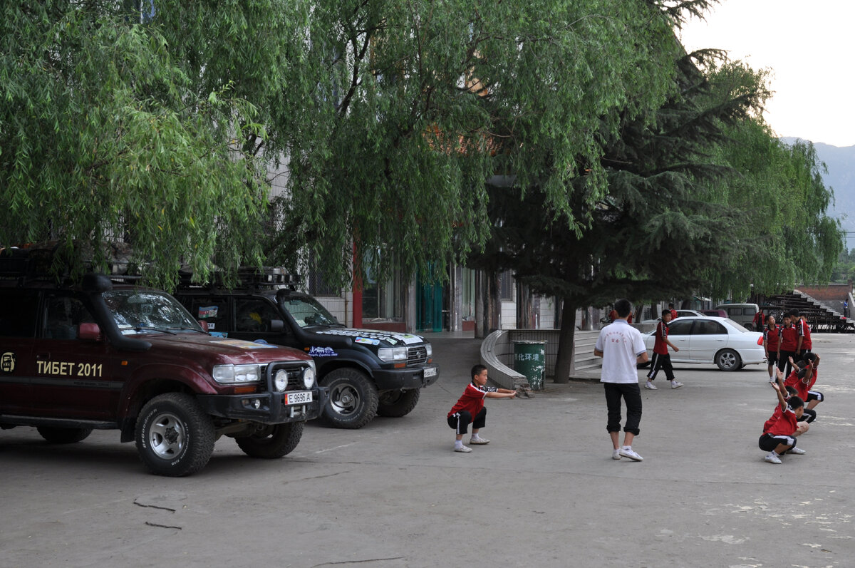 Припарковались в школе боевых искусств 