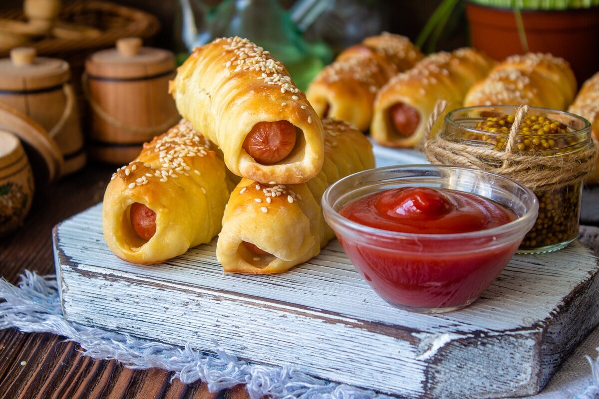 Блюдо, которое состоит из сосиски, обернутой в тесто и запеченной в духовке. Это блюдо очень популярно в Европе и Америке, его можно найти во многих ресторанах быстрого питания. Идеальный перекус для большой компании друзей!