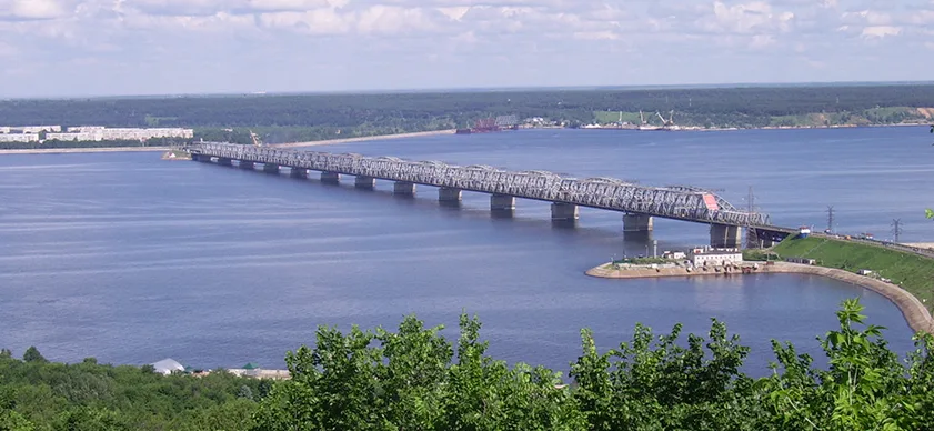 Это реальный мост через Волгу (тут есть железнодорожная и автомобильная части) в Ульяновске. Его строили ещё при императоре Николае II, поэтому он называется императорским, и ему больше 100 лет. Длина его надводной части больше 2 км. Можно считать, что это половина того самого моста из нашей задачи.