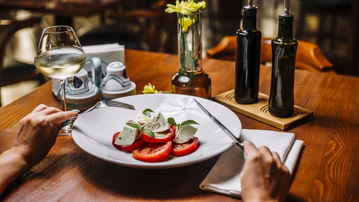    Как есть в кафе, не нарушая правил здорового питания: три важных правила© Freepik | stockking