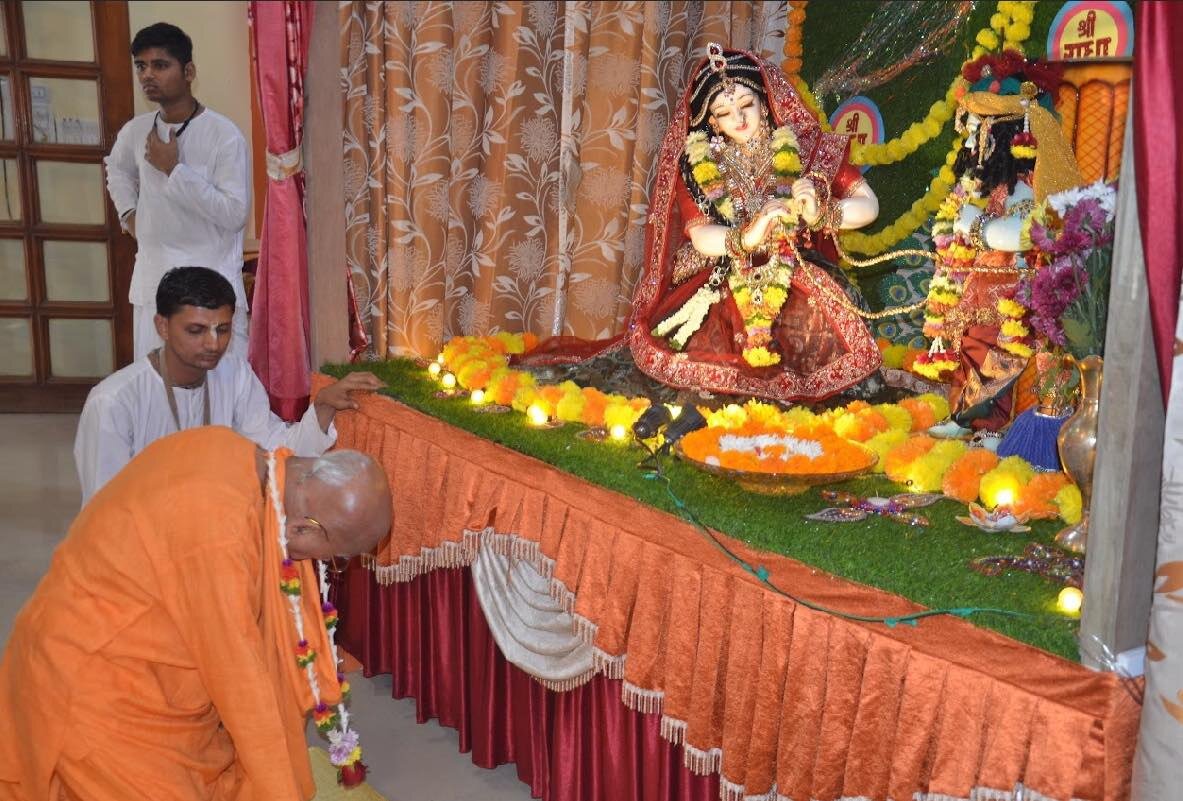 Е. С. Гопал Кришна Госвами Махарадж кланяется мурти матери Яшоды, которая связывает Кришну