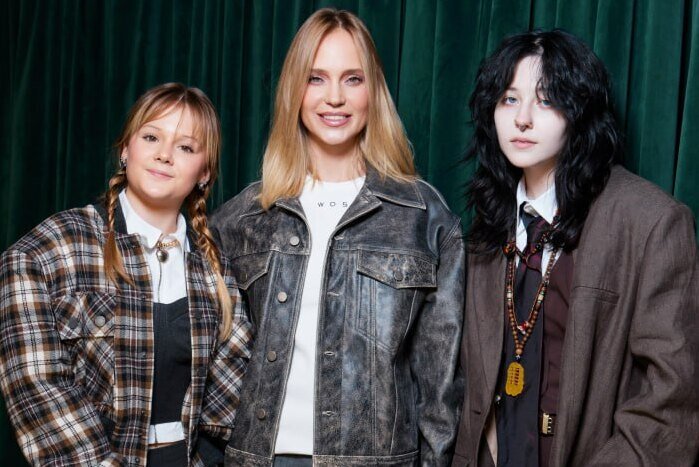     Наталья Ионова вместе с мужем и дочерьми появилась на премьере в центре Москвы