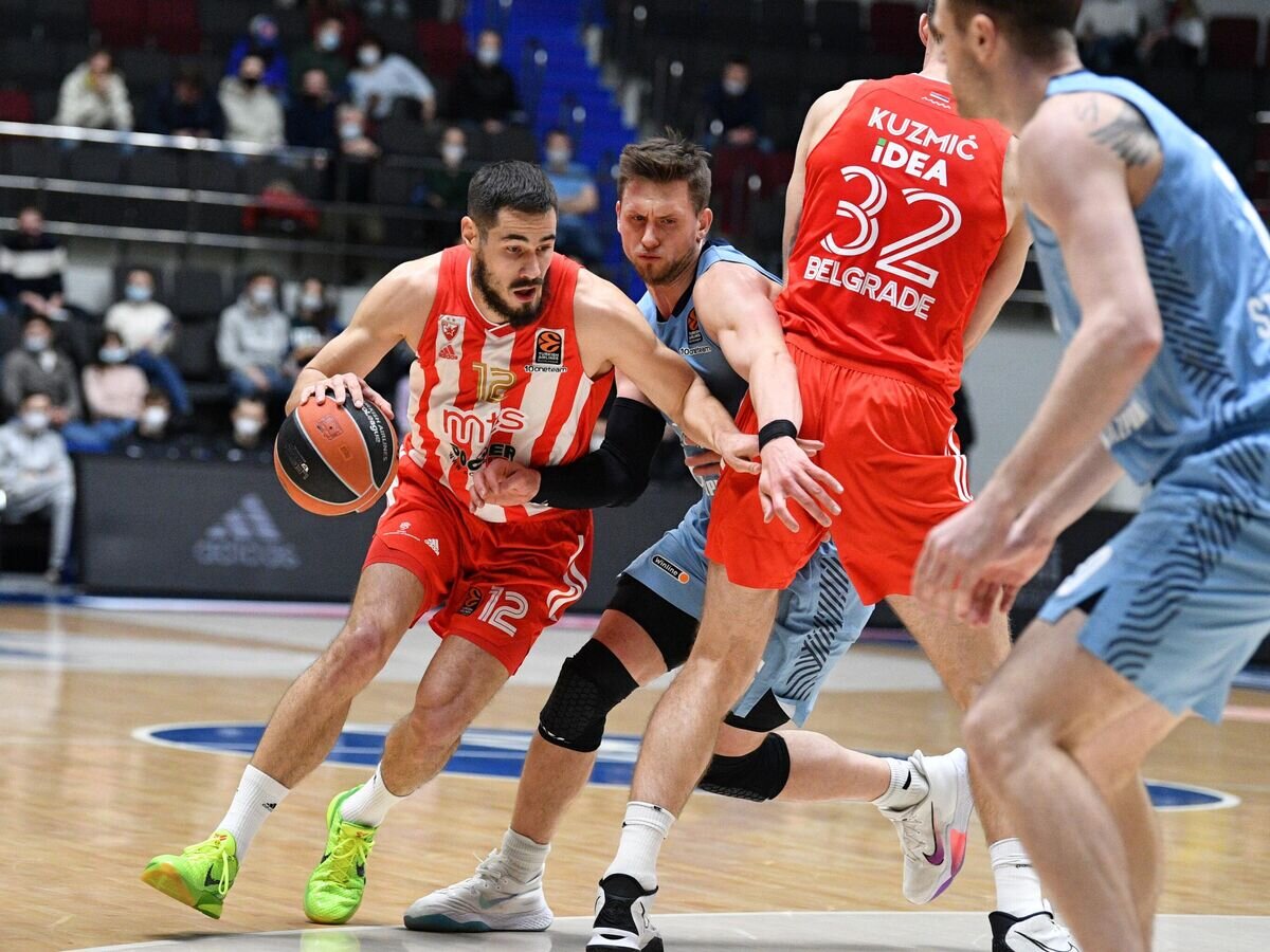    Игрок БК "Црвена Звезда" Никола Калинич, игрок БК "Зенит" Матеуш Понитка и игрок БК "Црвена Звезда" Огнен Кузмич (слева направо)© РИА Новости / Александр Гальперин