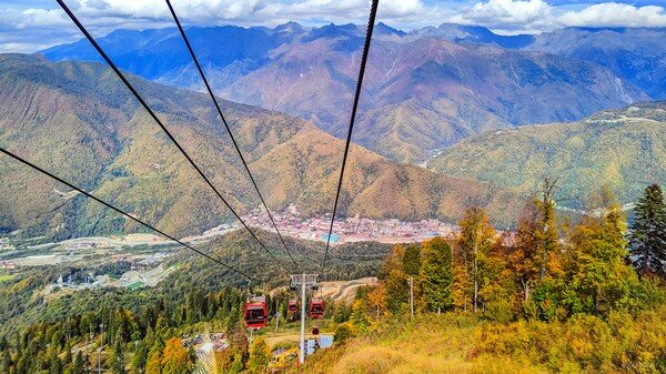 Дороги бывают разными и это неплохо, особенно если тебе нравится по ним  ходить, да и результат превышают все ожидания ... С Воскресением Вас!   

По дороге на Красную поляну 960 ...   

  