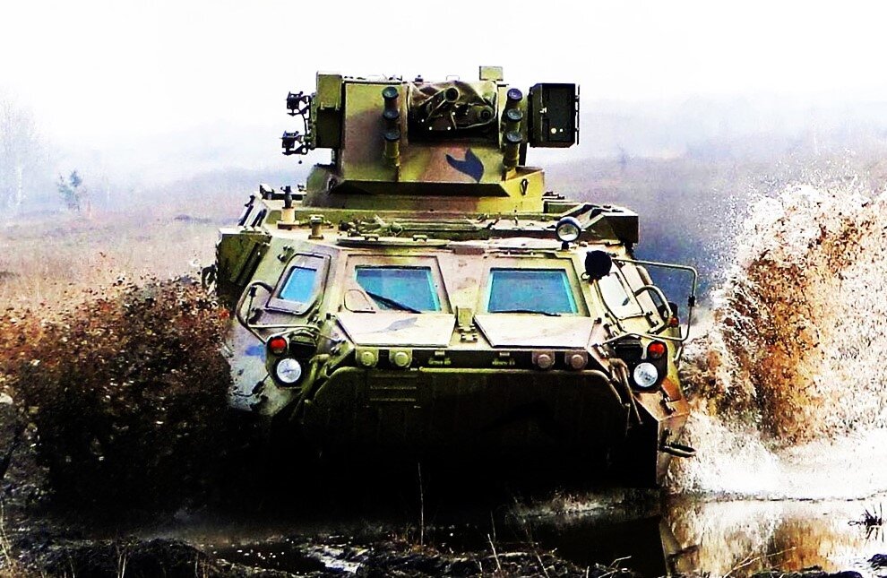 БТР-4 в движении по пересеченной местности. На крыше боевого модуля видна панорамная головка прицельного комплекса командира.                                                                                                 Фото: ХКБМ им. А.А. Морозова