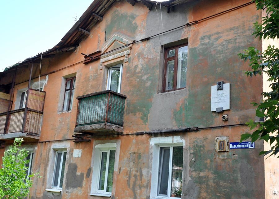 На некоторых зданиях сохранились информационные таблички. Здесь, к примеру,  жил Герой Социалистического Труда Григорий Ротин. Фото автора