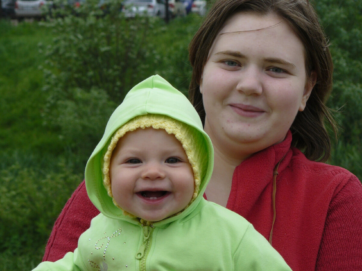 Старшей дочке тут пол года. 