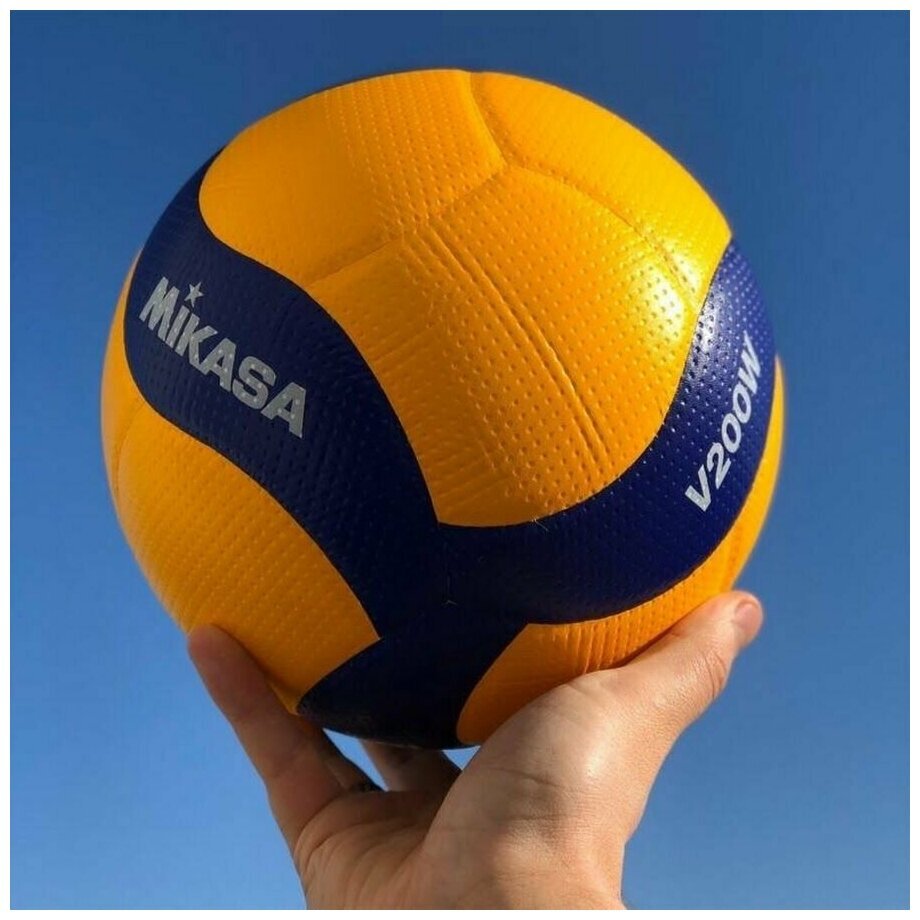  Одна из самых популярных в мире спортивных игр – волейбол. Если есть большая компания и мяч, то люди непременно станут играть в волейбол.
