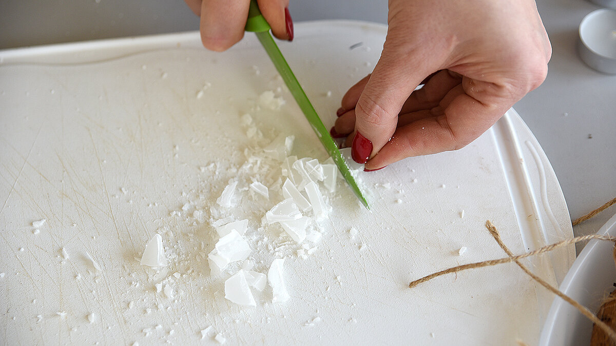 Для парафирования используйте самые простые свечи без краски и ароматизаторов. Нарежьте свечку на мелкие кусочки, предварительно уберите из нее фитиль.