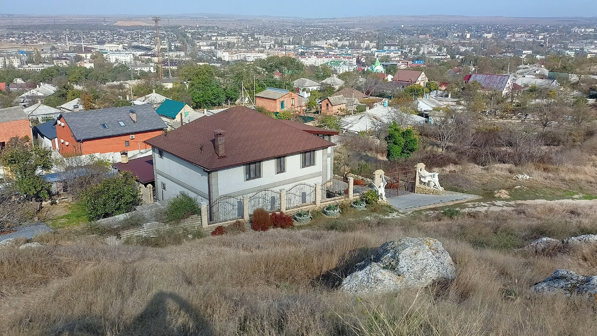 Домик на горе Митридат в Керчи с грифонами у входа в дом. Мне нравится! Я бы от таких охранников не отказалась!))) Фото Елены Кузнецовой, ноябрь 2023 года.