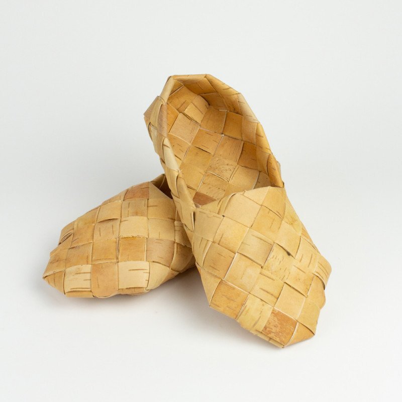 Лапти вместо тапочек. Почему бы и нет? Фото с сайта vsederevyashki.ru