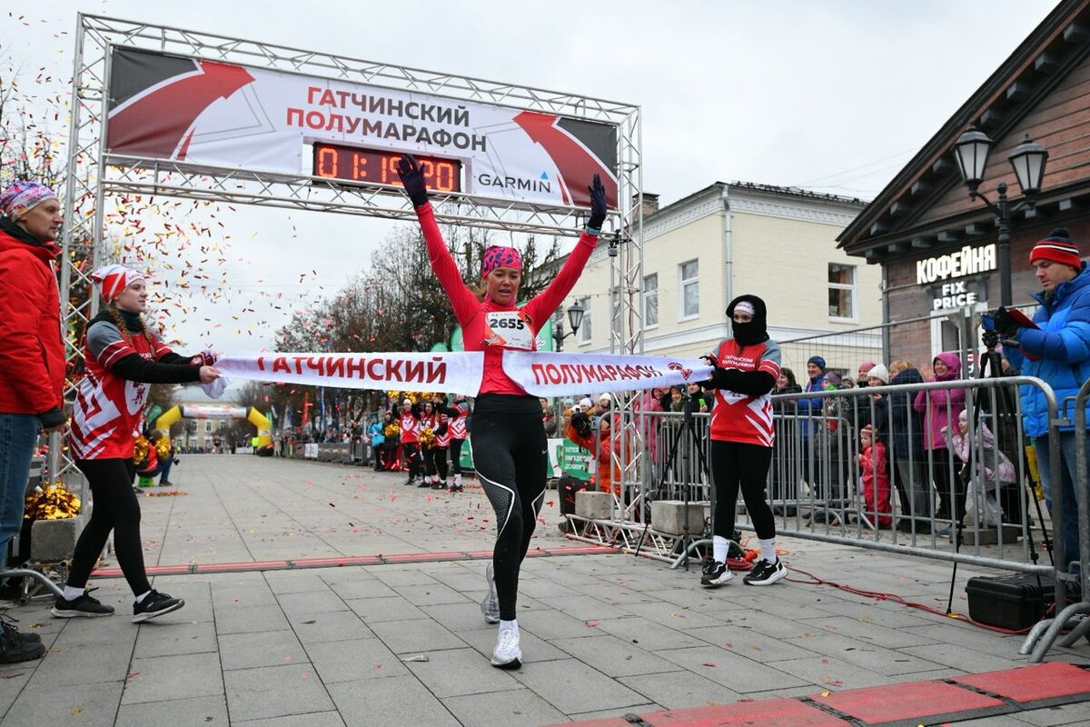 Луиза Дмитриева забирает ленту Гатчинского полумарафона. Фото: Гатчинский полумарафон