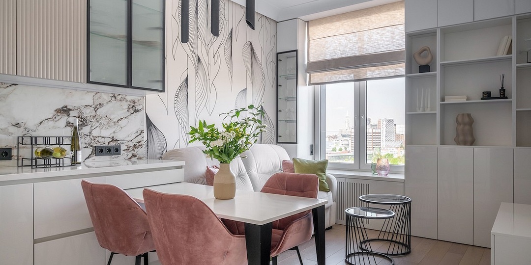 Интерьер евродвушки 38 м² для стильной женщины: нежно-розовые цвета, много воздуха и гардеробная