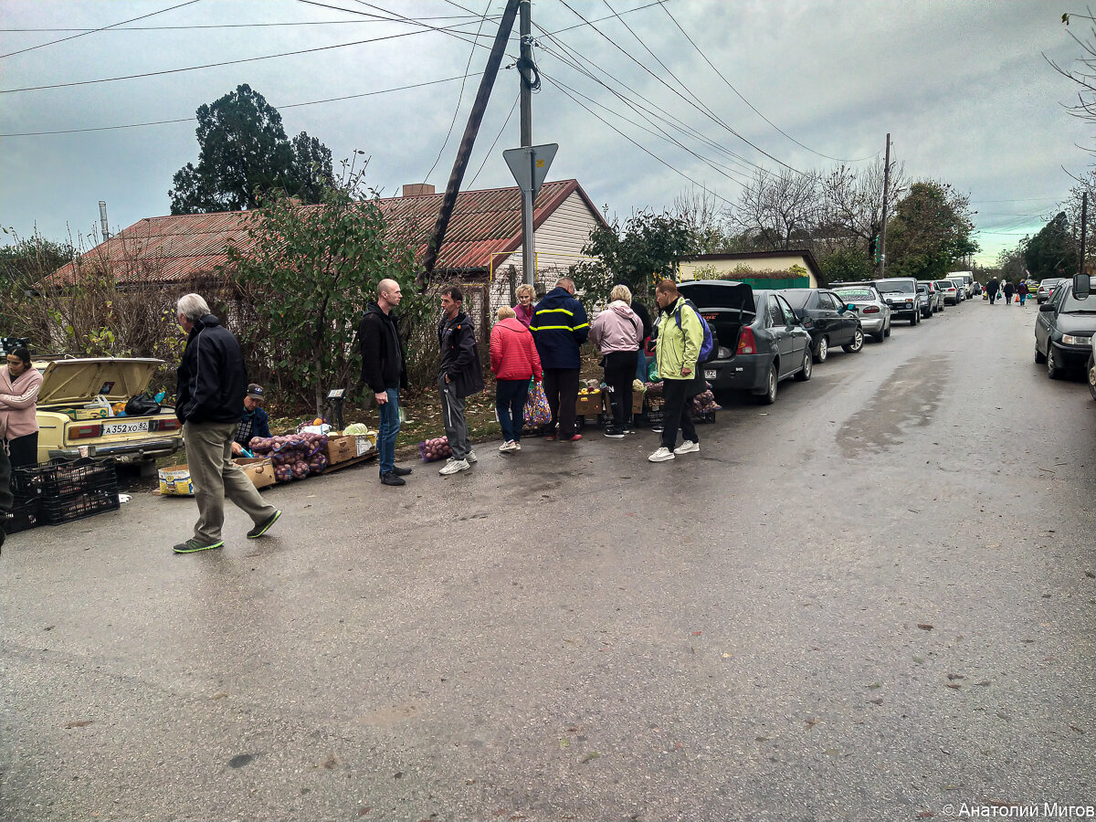 В 08.30 ближайшие к рынку улицы заставлены машинами, а торговля идёт за квартал от входа на рынок.