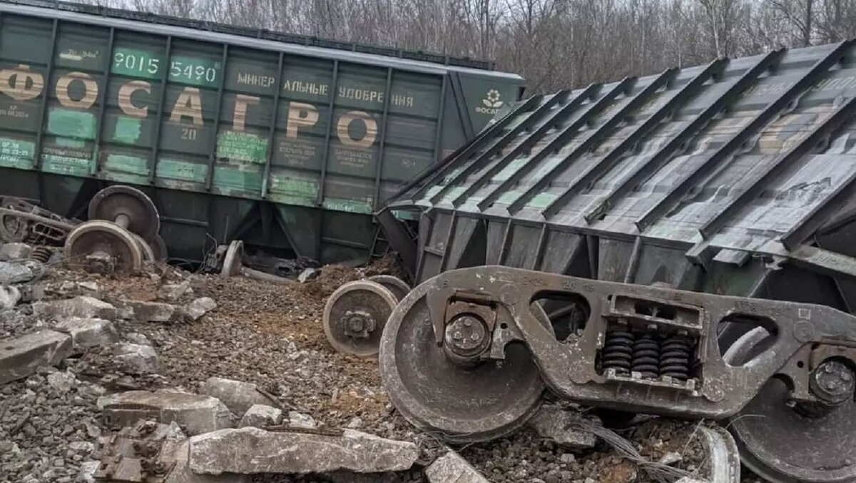     На месте теракта в Рязани обнаружили видеокамеру, с помощью которой диверсанты наблюдали за движением поездов. Ее установили на дереве, а после подрыва ж/д путей устройство самоуничтожилось.