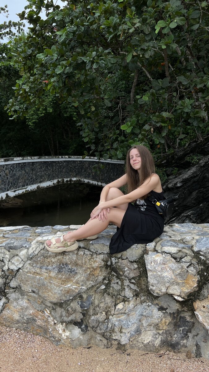 А вот я сижу возле обезьяньей тропы в шикарном платье за целых 750₽!