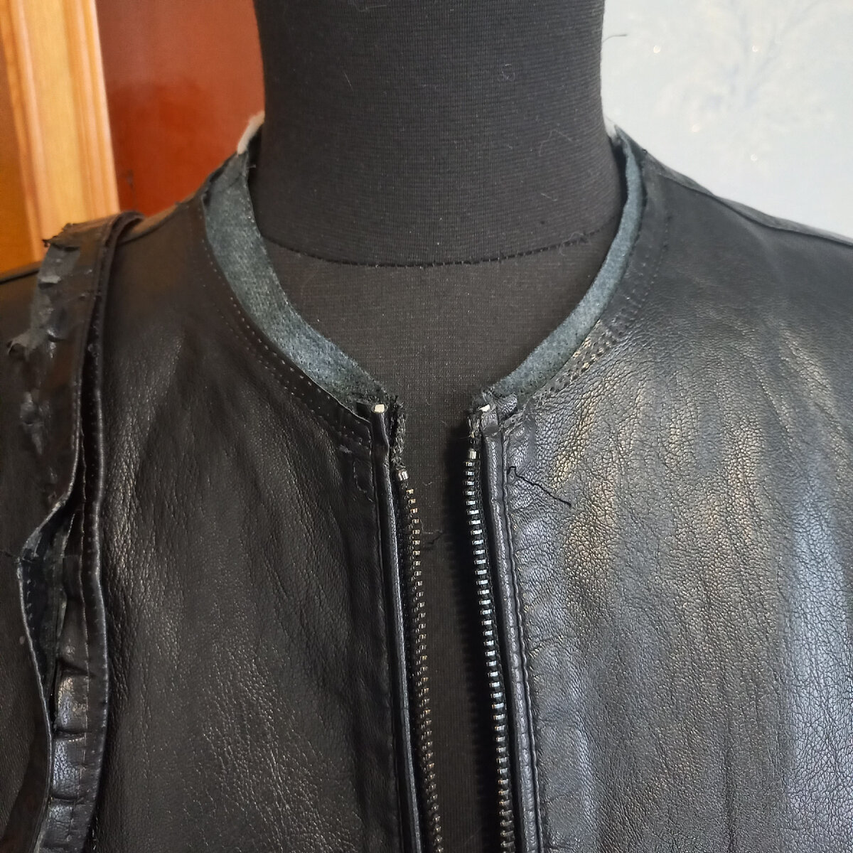 Первым делом выпорола старый облупившийся воротник.