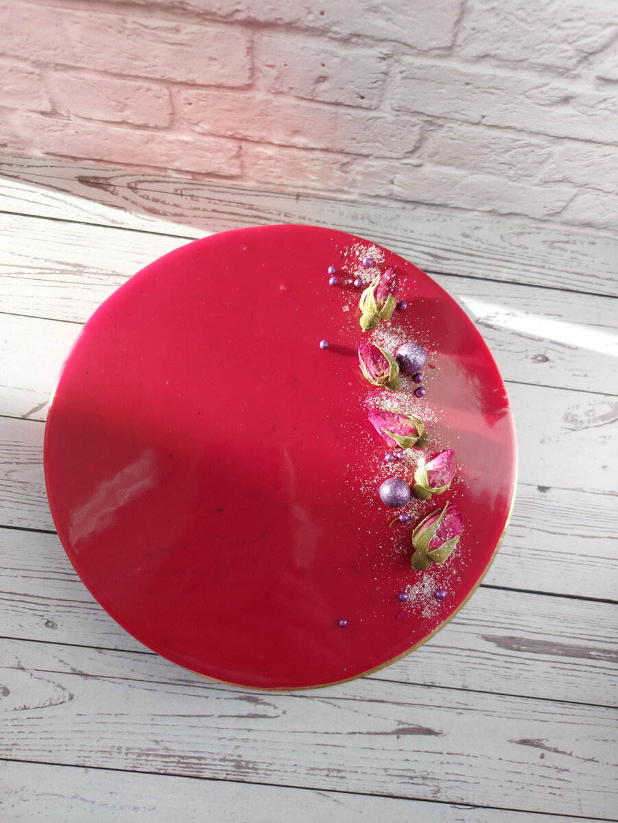 Муссовый торт Клубника\Юзу. Это были последние торты, которые я продавала при закрытии моего цеха и ухода в настоящий декрет.