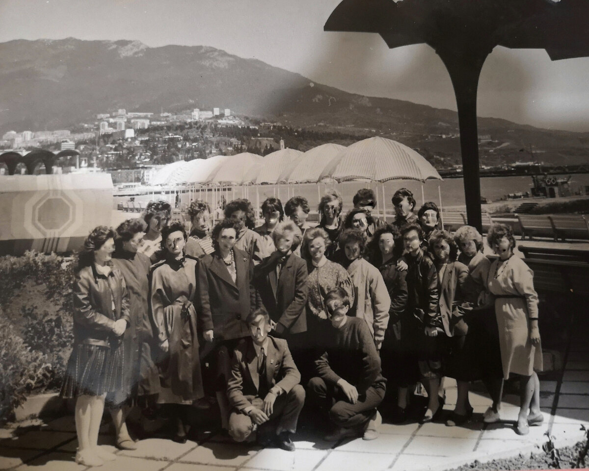 Просто ностальгическое фото. Группа перед выпуском. Кто был в Ялте, это район набережной возле парусника.