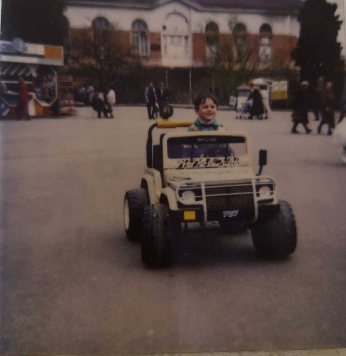 1993 год, набережная Ялты. Кстати, фото сделано на настоящий Полароид. Качество фото со временем упало