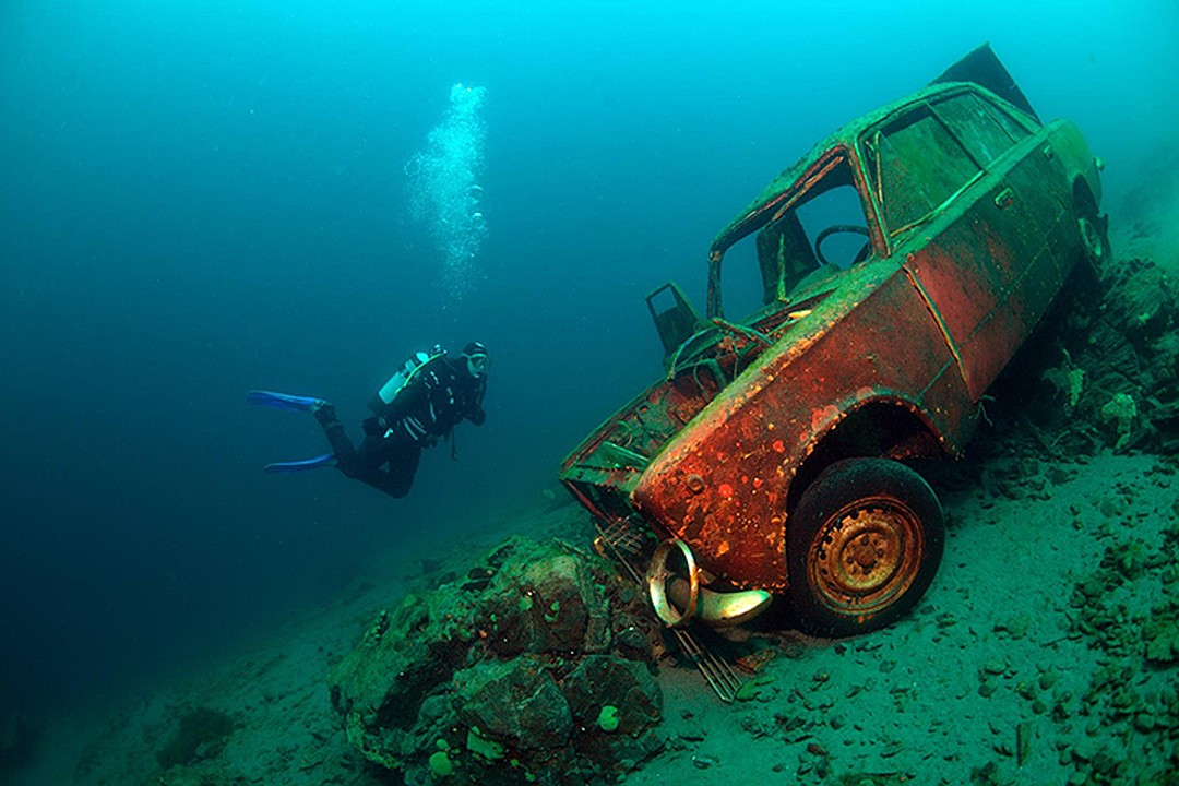 ЗИЛ 130 со дна Байкала. Озеро Байкал затонувшие авто. Машины на дне Байкала. Машина под водой.