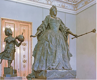 К.Б. Растрелли. Анна Иоанновна с арапчонком (1741). Изображение в свободном доступе.