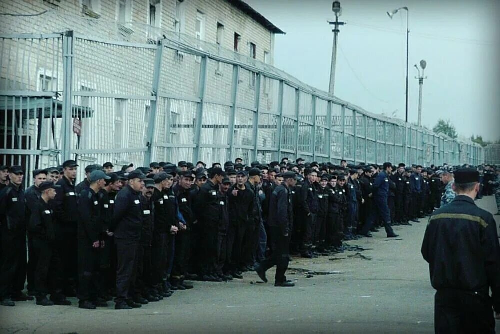 Находится в местах лишения свободы. Барак в колонии строгого режима. Татарин киллер. Зона ик6 заключенные. Юрга колония строгого режима.